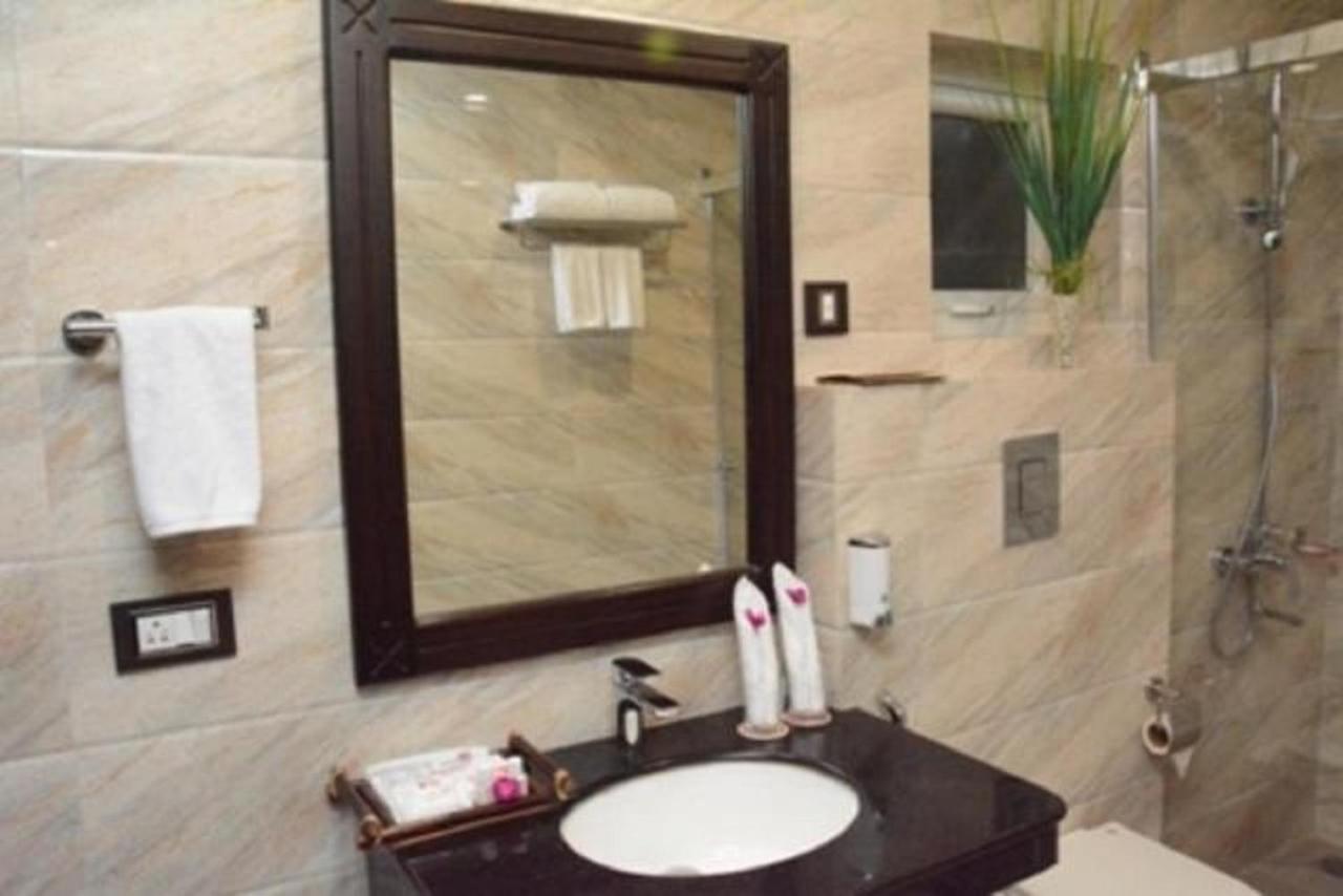 Hotel Atithi Guwahati Bagian luar foto