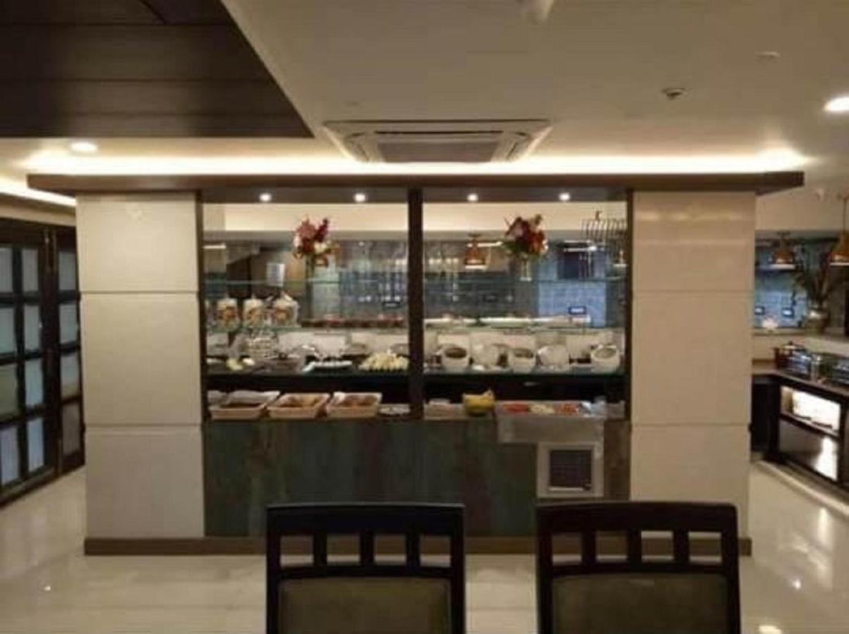 Hotel Atithi Guwahati Bagian luar foto