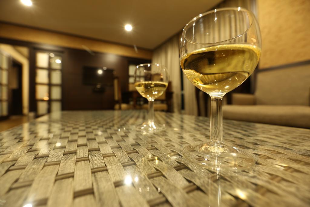 Hotel Atithi Guwahati Bagian luar foto